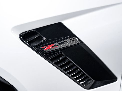 Used 2015 Chevrolet Corvette Z06 w/ 3LZ Preferred Equipment Group image 14