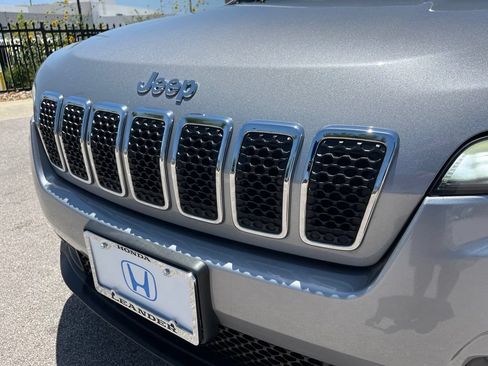 Used 2019 Jeep Cherokee Latitude Plus FWD image 16