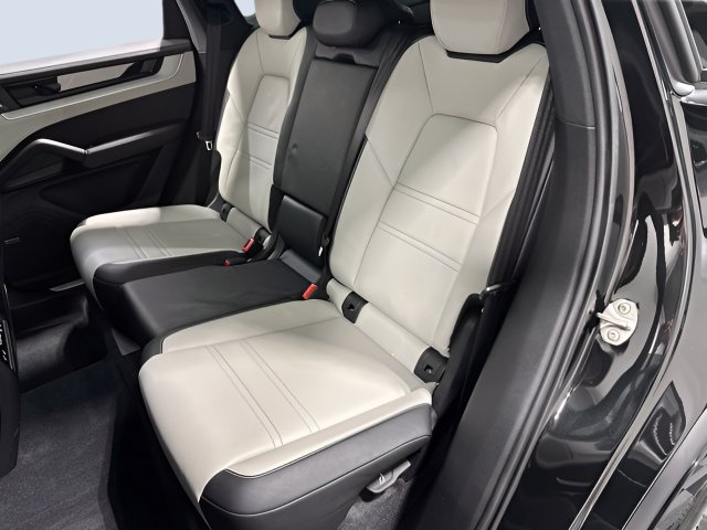Used 2024 Porsche Cayenne S AWD/4WD image 32