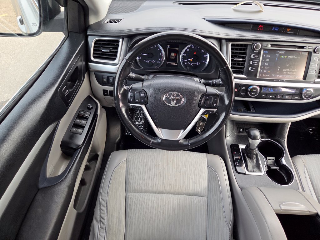 Used 2017 Toyota Highlander Plus AWD/4WD image 4