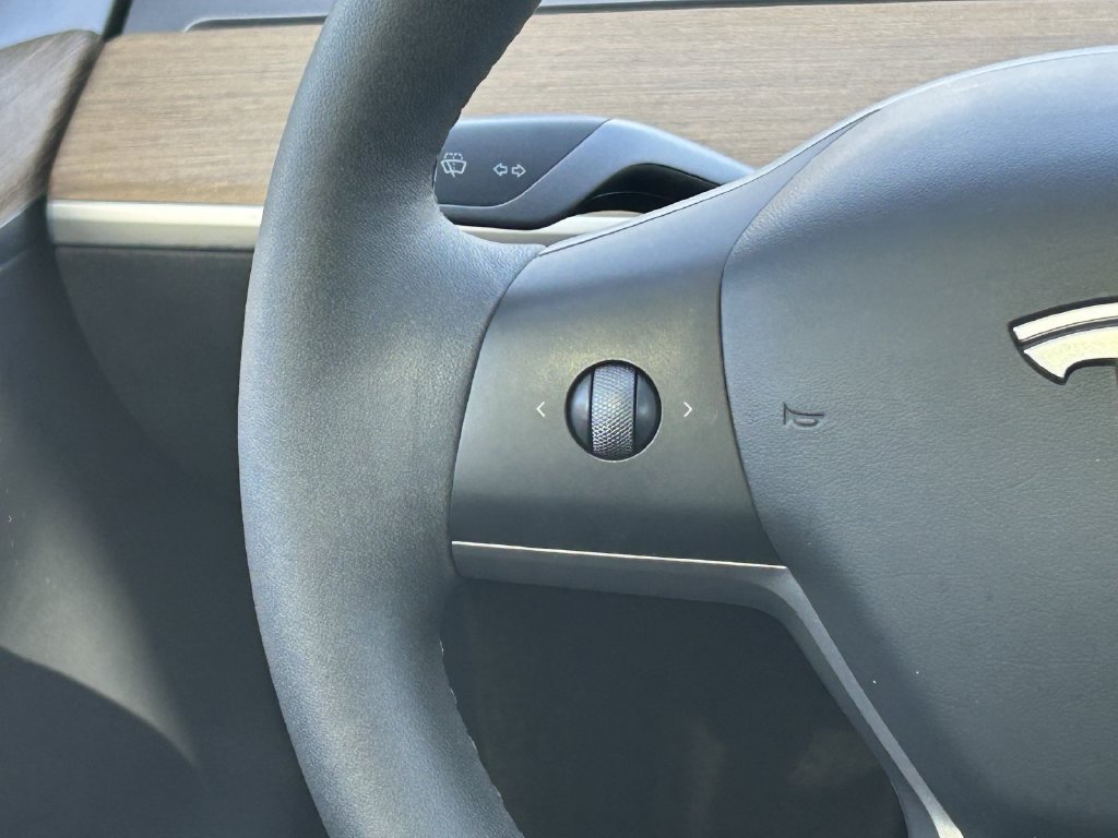 Used 2023 Tesla Model Y 2WD image 17