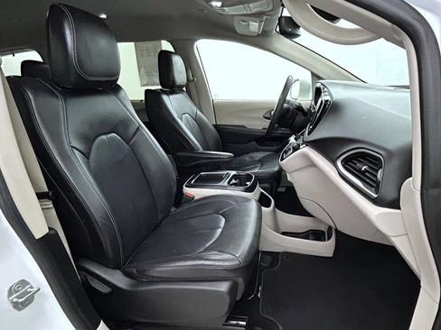 Certified 2022 Chrysler Pacifica Touring-L FWD image 15