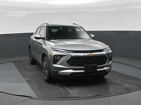 Used 2025 Chevrolet TrailBlazer LT AWD/4WD image 3