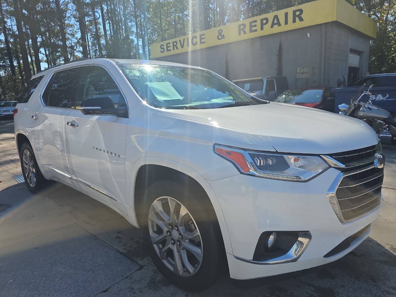 Used 2019 Chevrolet Traverse Premier w/ Driver Confidence II Package FWD image 4
