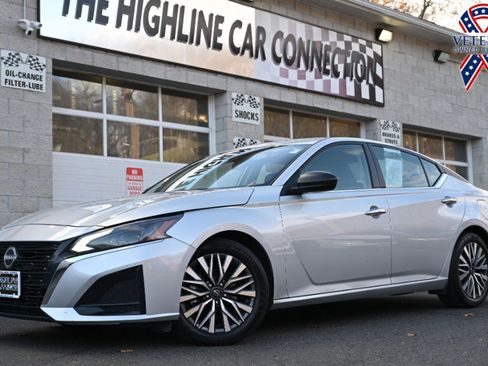 Used 2024 Nissan Altima 2.5 SV image 1