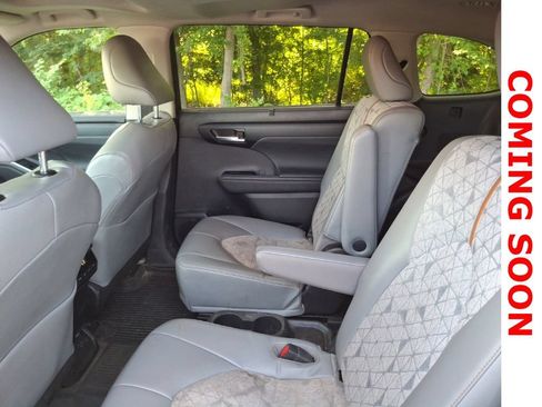 Used 2023 Toyota Highlander Bronze Edition AWD/4WD image 11