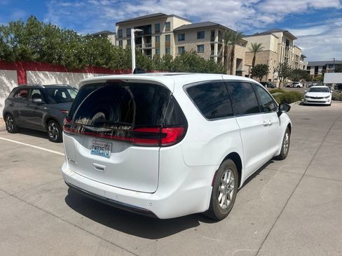 Used 2025 Chrysler Pacifica Select FWD image 4