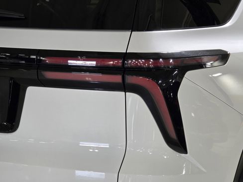 Used 2025 Chevrolet Traverse LT image 12