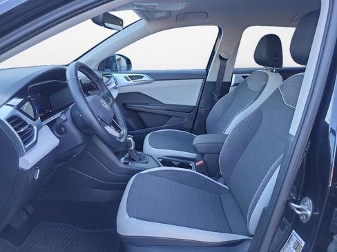 Certified 2025 Volkswagen Taos SE image 11