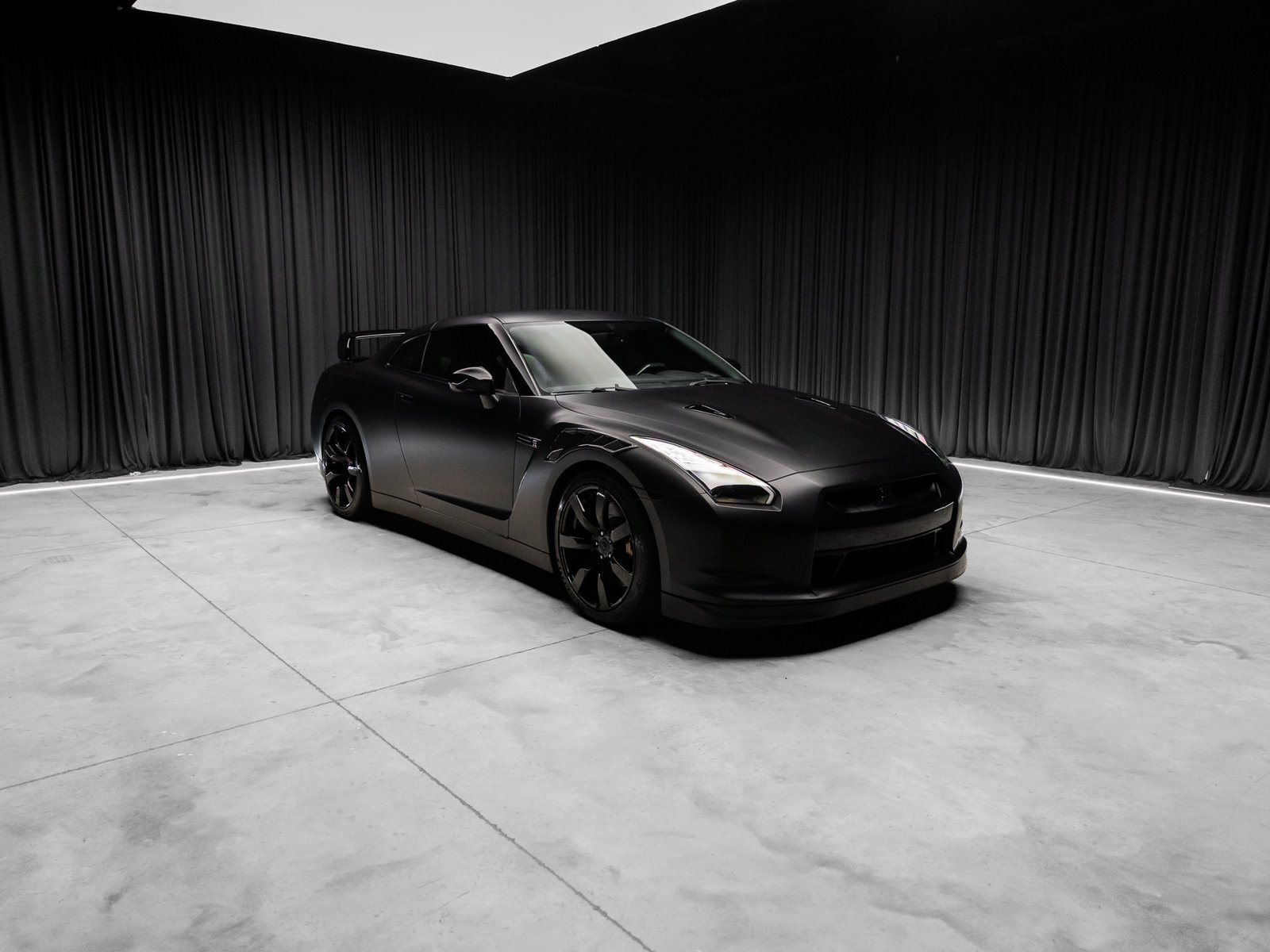 Used 2009 Nissan GT-R Premium AWD/4WD image 2