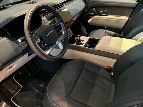 New 2025 Land Rover Range Rover SV image 9