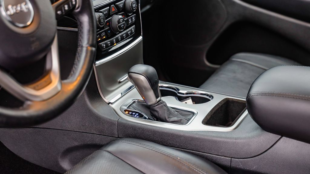 Used 2019 Jeep Grand Cherokee Limited w/ Luxury Group II RWD image 24
