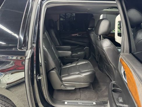 Used 2020 Cadillac Escalade ESV Luxury w/ Escalade Sport Edition AWD/4WD image 15