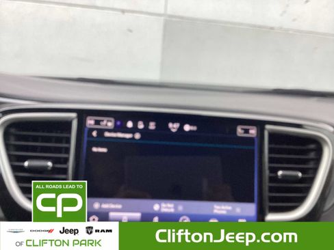 Certified 2024 Chrysler Pacifica Touring-L image 17