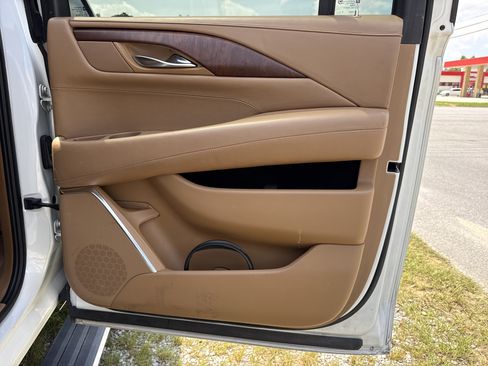 Used 2016 Cadillac Escalade ESV Platinum RWD image 38