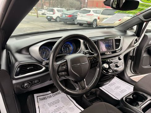 Used 2020 Chrysler Pacifica Touring w/ S Appearance Package image 10