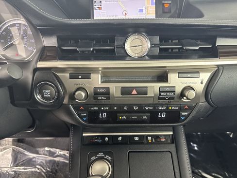 Used 2018 Lexus ES 350 w/ Luxury Package w/Wood Trim FWD image 15