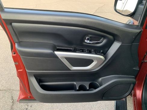 Used 2019 Nissan Titan SV w/ SV Convenience Package image 11
