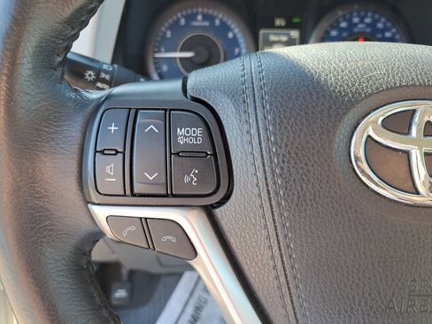 Used 2020 Toyota Sienna Limited image 19