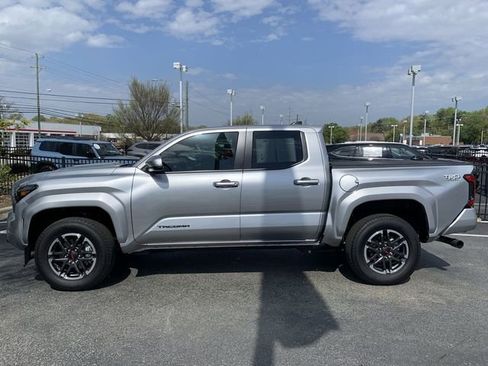 Used 2025 Toyota Tacoma TRD Sport w/ TRD Sport Upgrade Package image 5