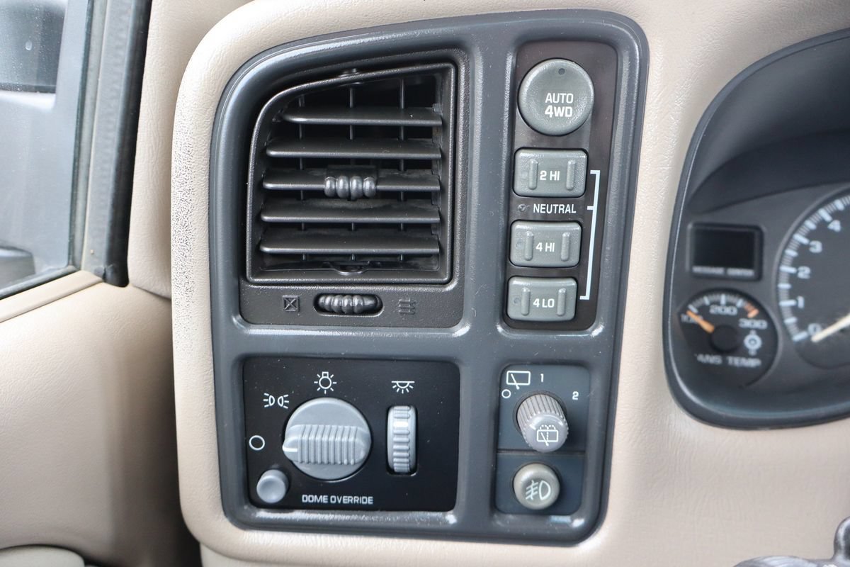 Used 2002 Chevrolet Suburban 2500 LT AWD/4WD image 32