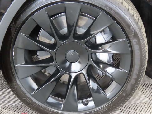 Used 2022 Tesla Model Y Long Range image 7