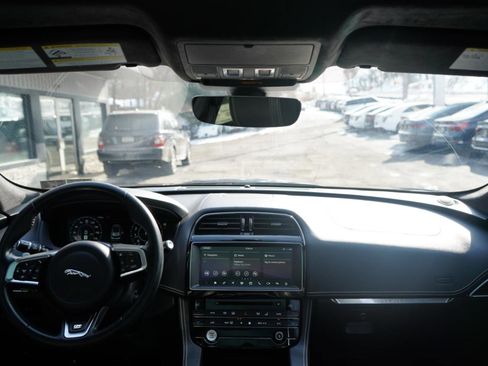 Used 2019 Jaguar F-PACE R-Sport image 76