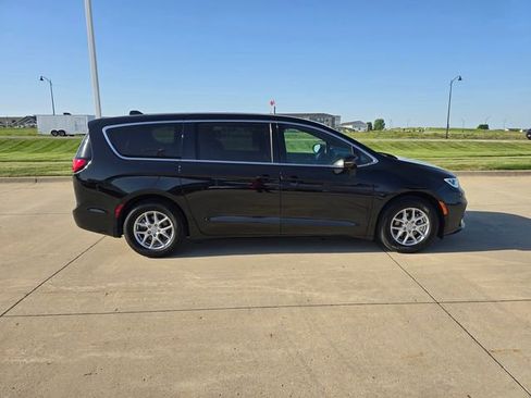 Used 2025 Chrysler Pacifica Select FWD image 15