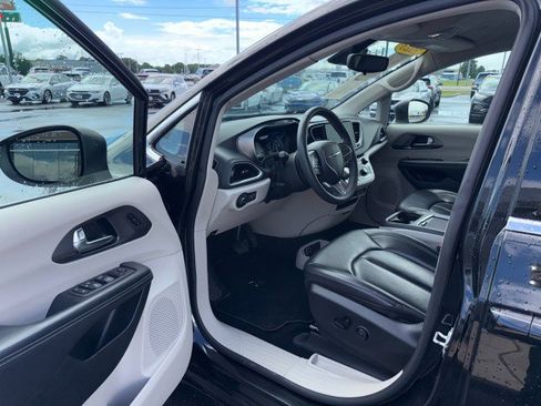 Used 2023 Chrysler Pacifica Touring-L FWD image 11