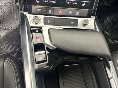 Used 2022 Audi e-tron Premium w/ Convenience Plus Package AWD/4WD image 16