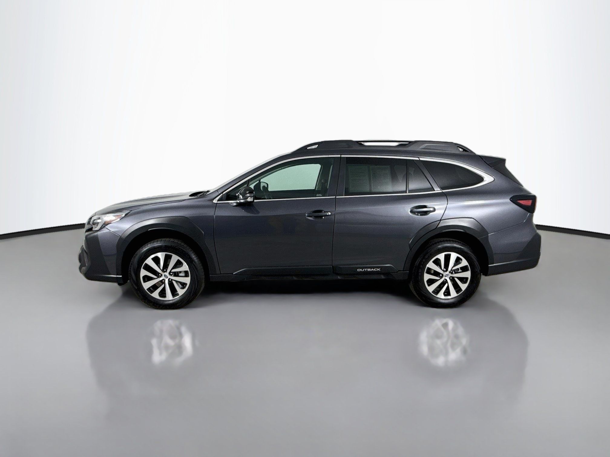 Used 2025 Subaru Outback Premium AWD/4WD image 4