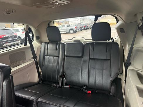 Used 2015 Chrysler Town & Country Touring image 42
