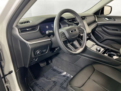 Used 2023 Jeep Grand Cherokee Limited w/ Black Appearance Package image 9