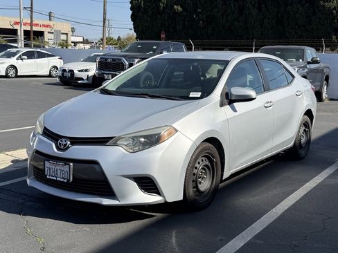 Used 2015 Toyota Corolla LE image 2