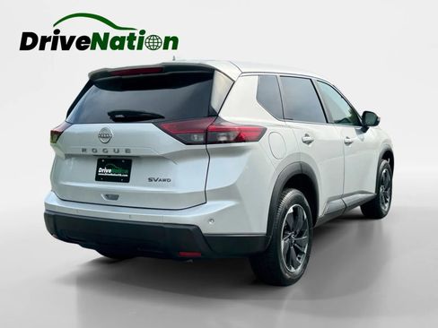 Used 2024 Nissan Rogue SV AWD/4WD image 5