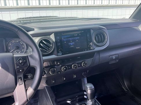 Used 2018 Toyota Tacoma TRD Sport image 7