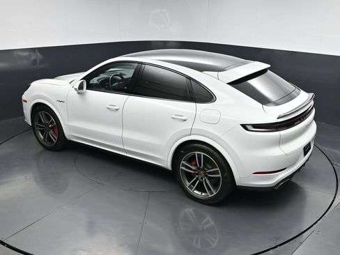 Used 2024 Porsche Cayenne Turbo AWD/4WD image 17