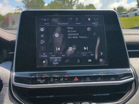 Used 2025 Jeep Compass Latitude w/ Sun & Sound Group AWD/4WD image 18