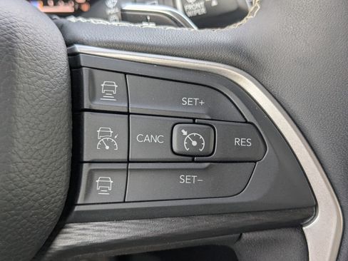 Used 2025 Jeep Grand Cherokee Altitude image 29