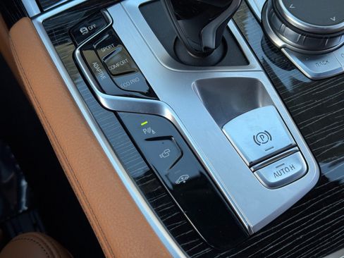 Used 2022 BMW 740i w/ M Sport Package RWD image 33