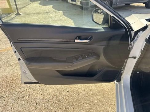 Used 2025 Nissan Altima 2.5 SV FWD image 39