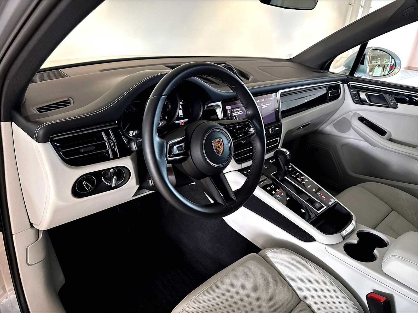 Used 2026 Porsche Macan AWD/4WD image 8