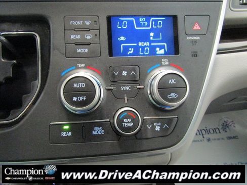Used 2015 Toyota Sienna L image 32