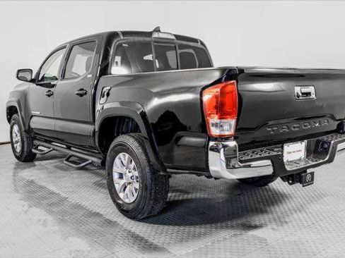 Used 2017 Toyota Tacoma SR5 w/ Tow Package RWD image 4