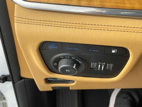 Used 2022 Jeep Grand Cherokee Summit AWD/4WD image 10