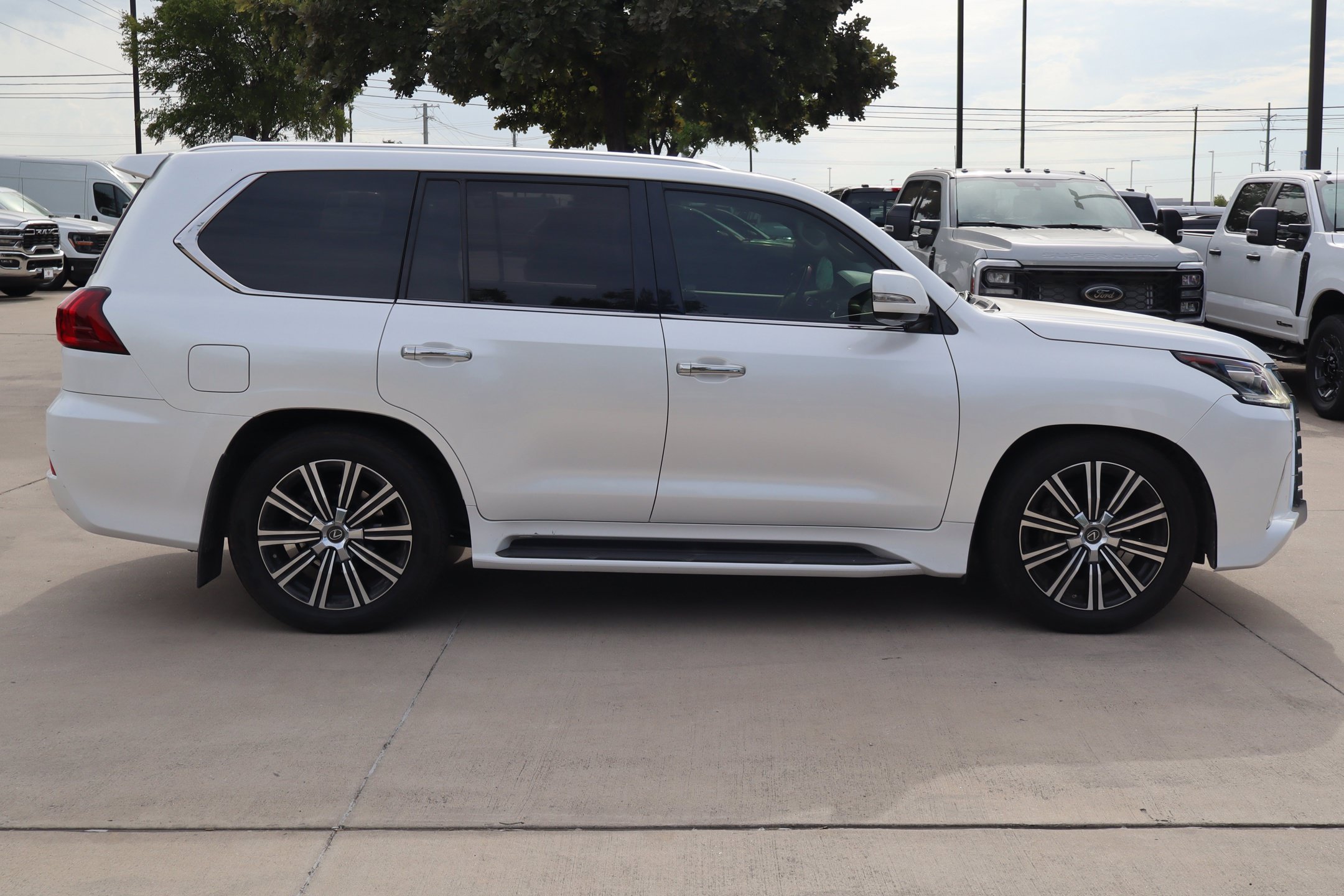 Used 2019 Lexus LX 570 4WD w/ Luxury Package image 3