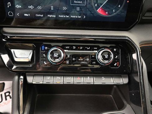 Used 2024 GMC Sierra 2500 AT4 w/ AT4 Premium Plus Package AWD/4WD image 9