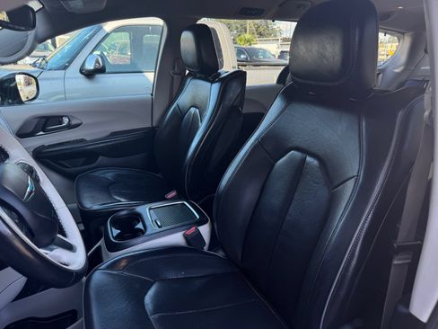 Used 2019 Chrysler Pacifica Limited w/ Advanced Safetytec Group FWD image 11