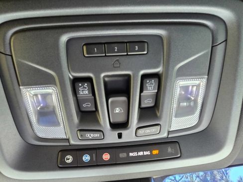 Used 2022 Chevrolet Silverado 3500 High Country w/ Technology Package AWD/4WD image 32