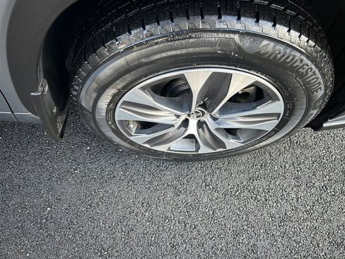 Used 2020 Toyota Highlander XLE image 24